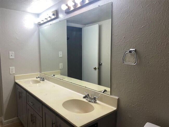 Building Photo - 2423/2425 Limestone Dr.