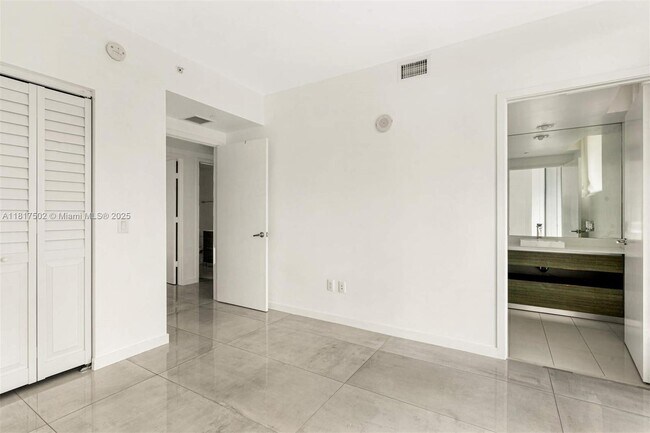 Building Photo - 1100S S Miami Ave