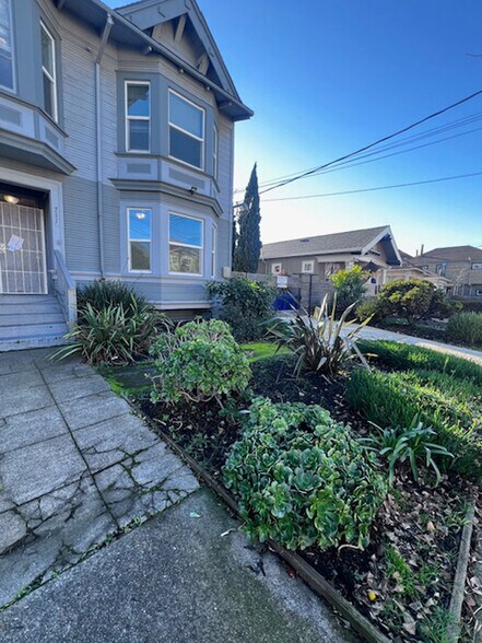 Building Photo - 709 32nd St