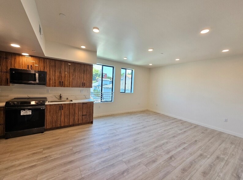 Building Photo - The Coronado