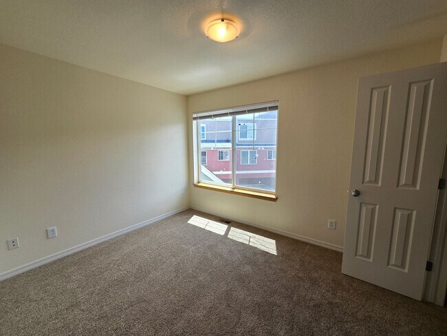Building Photo - Covered parking? covered private deck? Dakota Ridge 2 Bedroom 2.5 Bath Condo