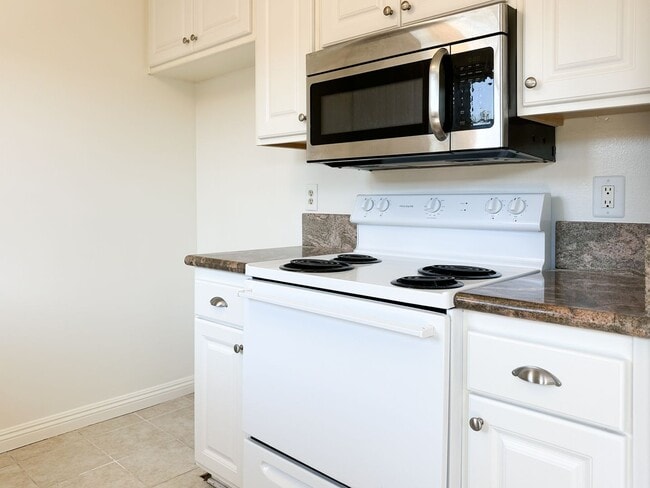 Building Photo - Clearbrook Ln (109)