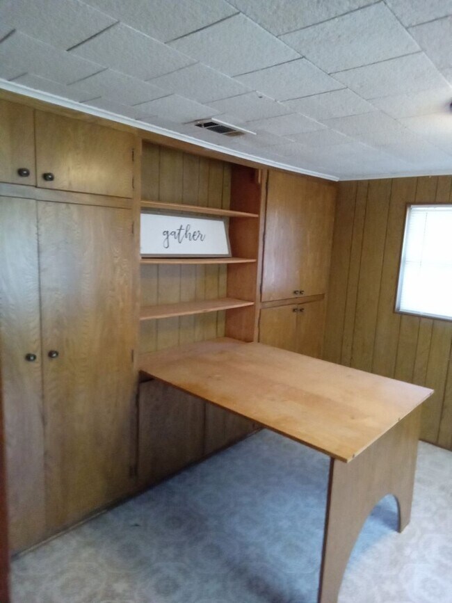 Building Photo - Old Greenacres!!