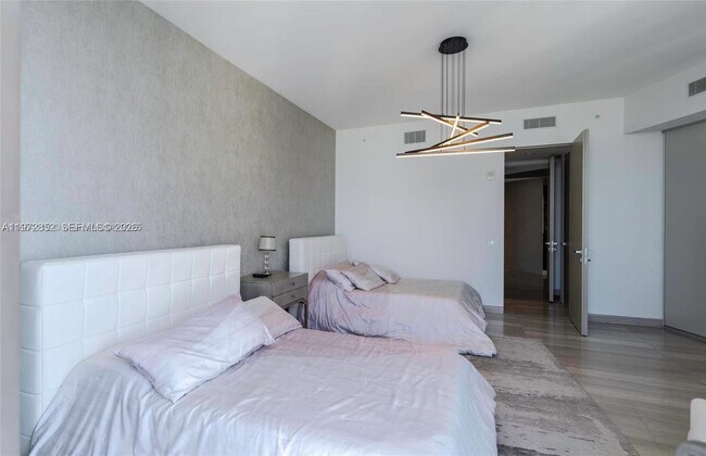 Building Photo - 18975 Collins Ave