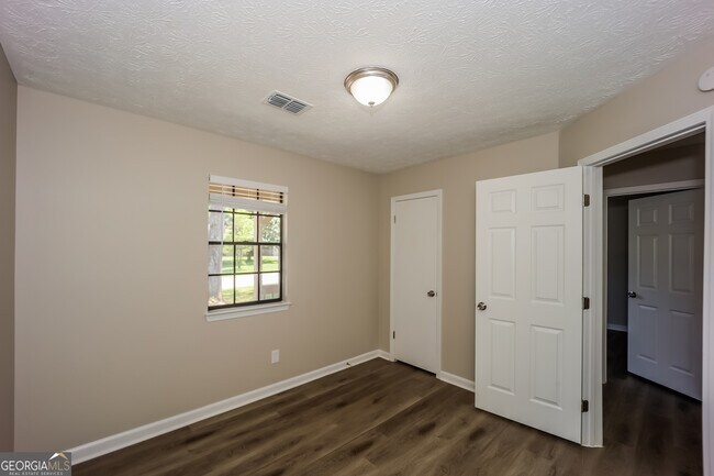 Building Photo - 252 Windemere Way