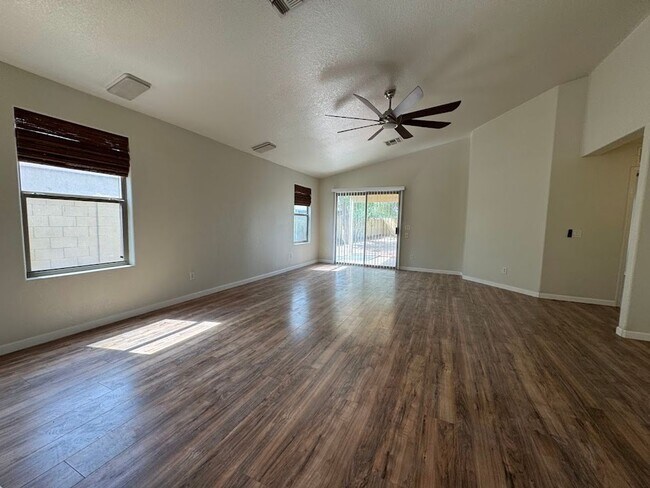 Building Photo - BEAUTIFUL 3 BEDROOM 2 BATHROOM HOME IN GOO...