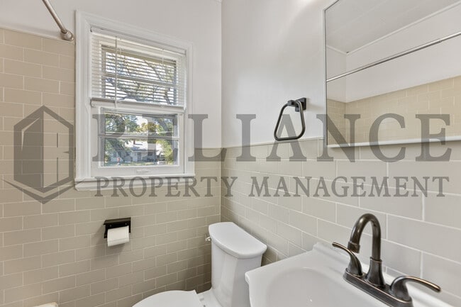 Building Photo - 653 Harding St