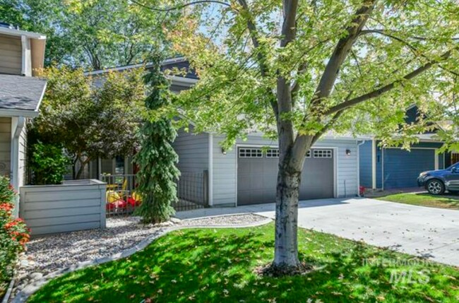 Building Photo - Gorgeous Updated Home in the Heart of Eagl...