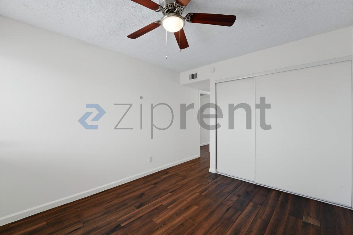 Building Photo - Unit 500