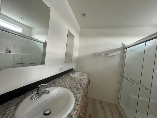 Building Photo - 282 Giraffe Dr