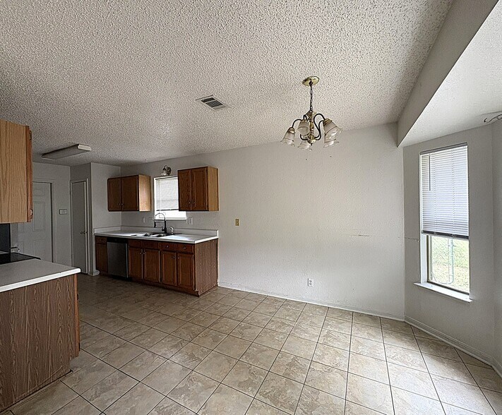 Building Photo - 1801 Leader Dr