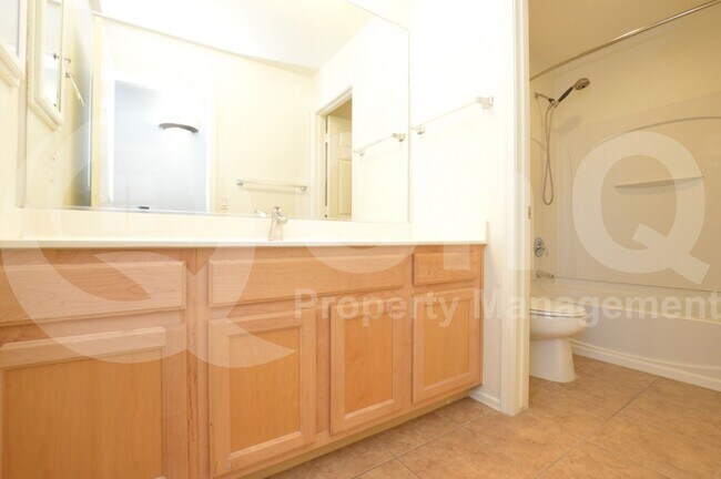 Building Photo - 3105 E Vallejo Dr