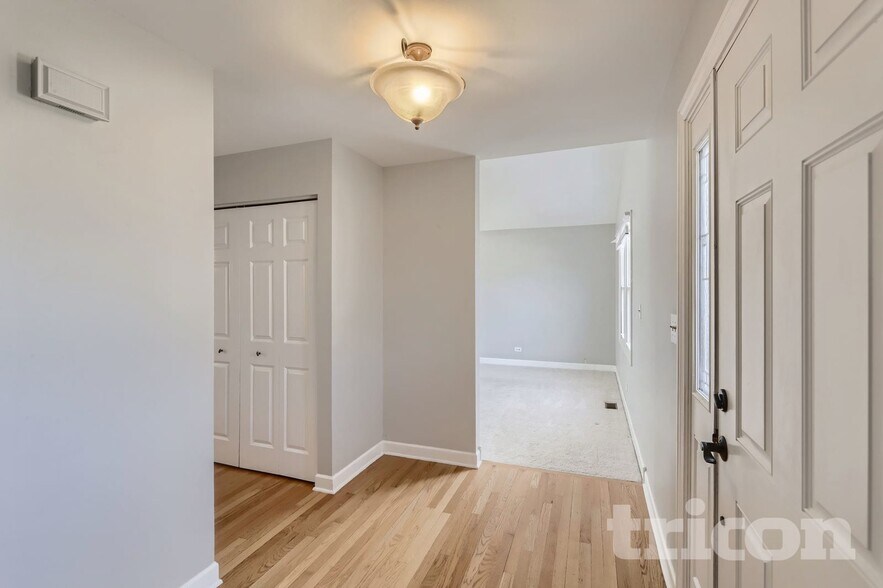 Building Photo - 2453 Crescent Ln S