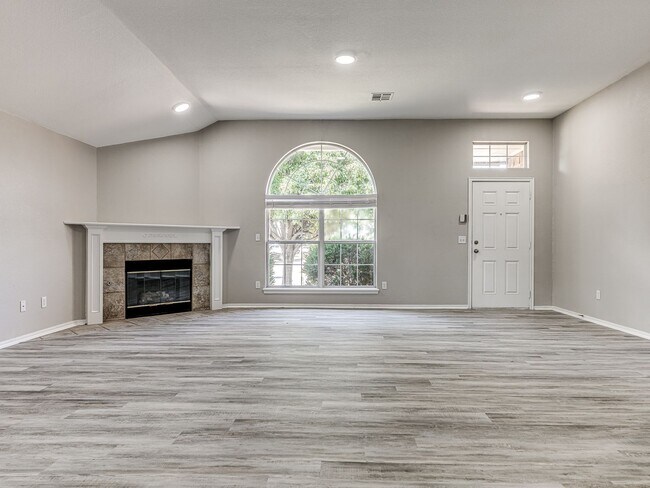 Building Photo - Beautiful home in Edmond