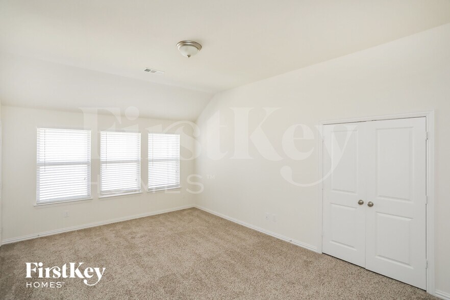 Building Photo - 1014 Longhill Way