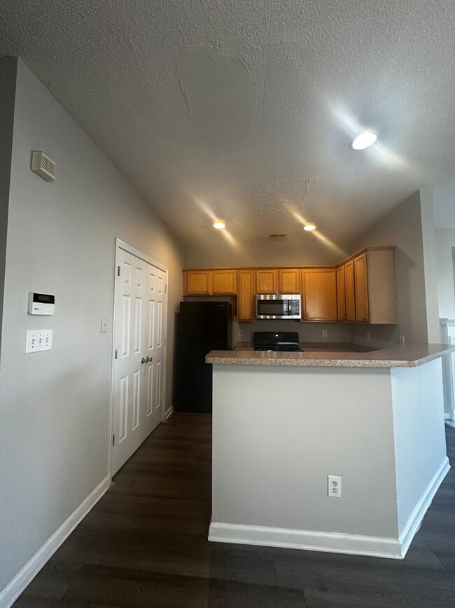 Building Photo - $500 OFF NEXT MONTH'S RENT!!SPACIOUS Townh...