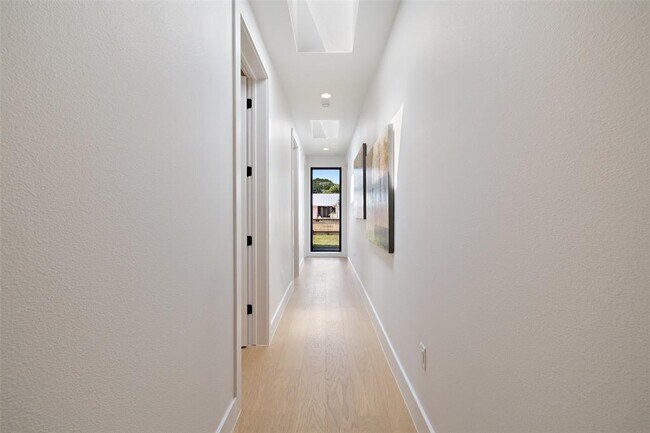 Building Photo - 2305 Southern Oaks Dr