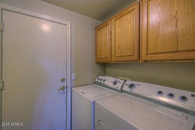 Building Photo - 10429 E Hillery Dr