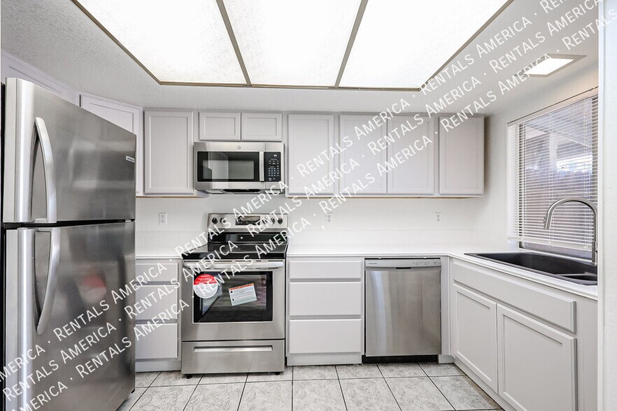 Building Photo - 10100 N 89th Ave