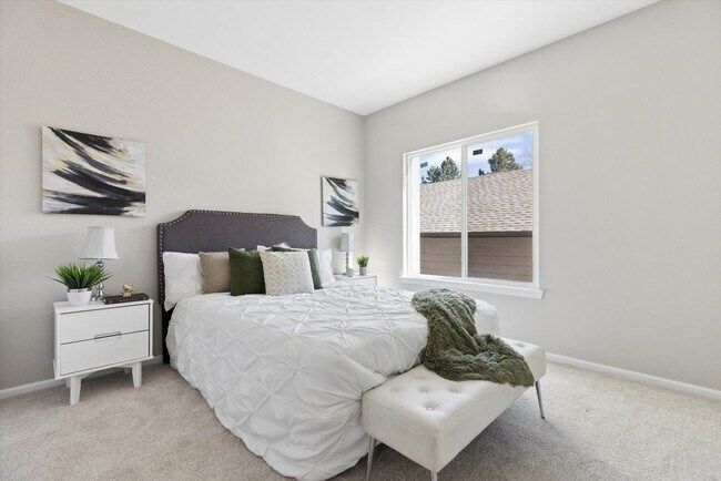 Building Photo - Recently Remodeled Unit