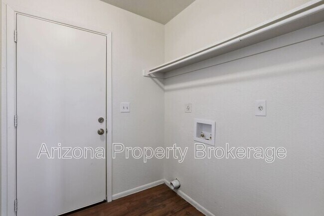 Building Photo - 245 E Vine Cir
