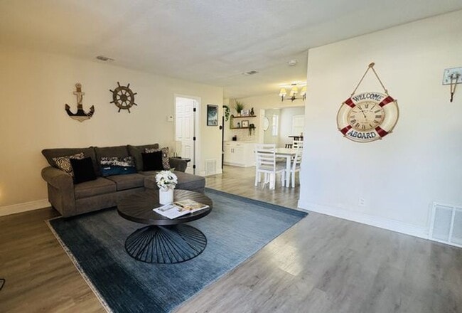 Building Photo - Spacious 4-bedroom 2-bathroom pool home