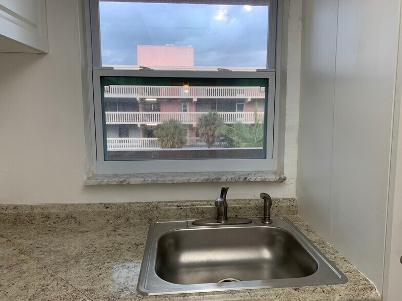 Building Photo - 180 NE 12th Ave