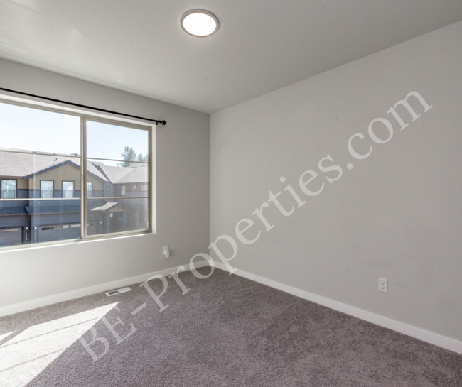 Building Photo - Lovely 4 bedroom 2.5 bathroom Tehaleh Home