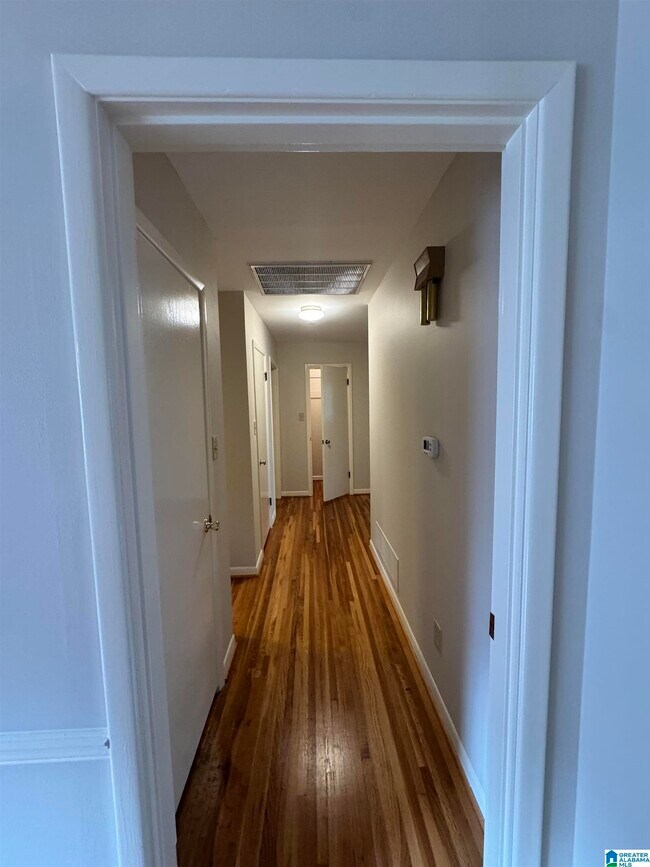 Building Photo - 3712 Country Club Dr S