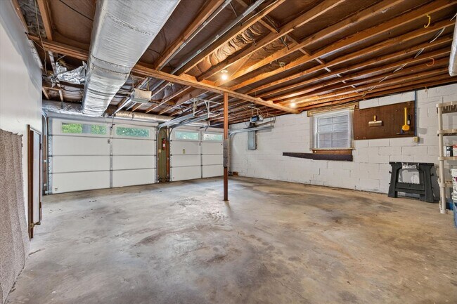 Building Photo - 717 Goodpasture Terrace