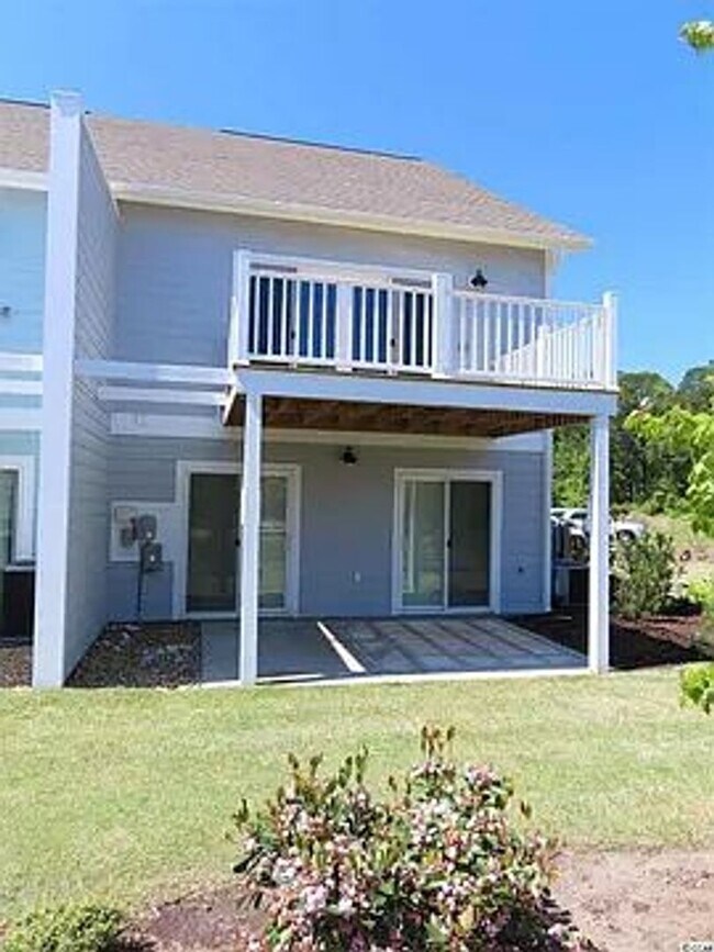 Building Photo - Modern 3 Bed/3 Bath End Unit Townhome - Close to Everything - GREAT PRICE!