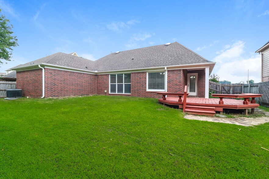 Building Photo - 9355 Helmsley Dr