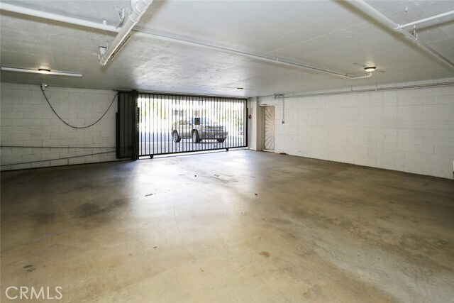 Building Photo - 1423 S Beverly Glen Blvd