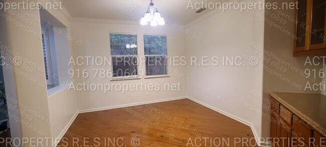 Building Photo - Roseville (Highland Park) 3 Bed Plus Den/O...