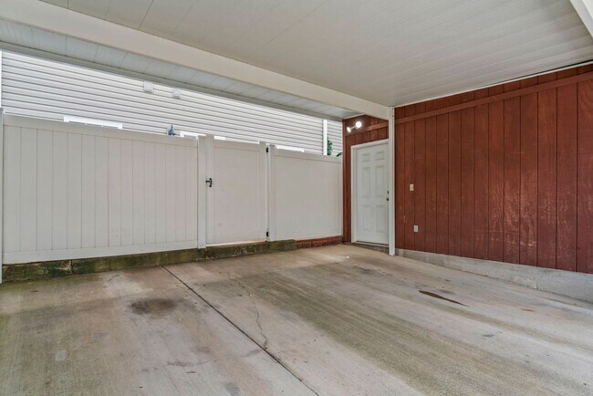 Building Photo - Spacious Townhome in Siegel School Zone – 2 Private Suites & Open Floor Plan!