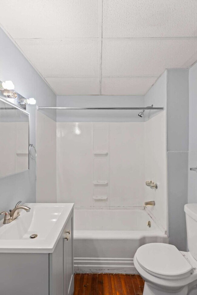 Building Photo - "Charming 1-Bedroom Retreat in the Heart o...