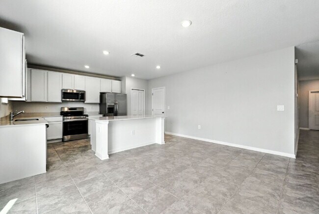 Building Photo - 4 Bed / 2.5 Bath Home – Available Septembe...