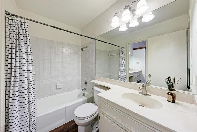 Building Photo - 1938 Holly Hill Dr