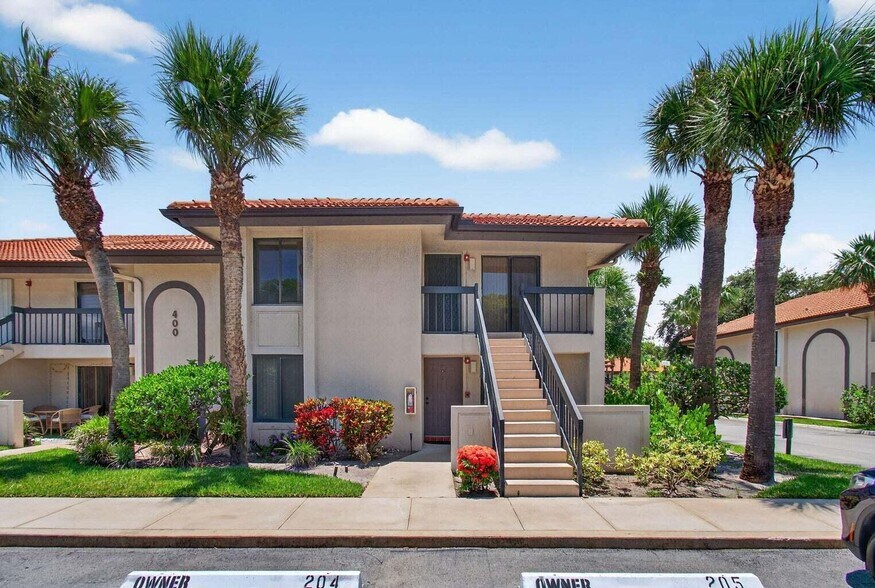 Building Photo - 400 Club Cir