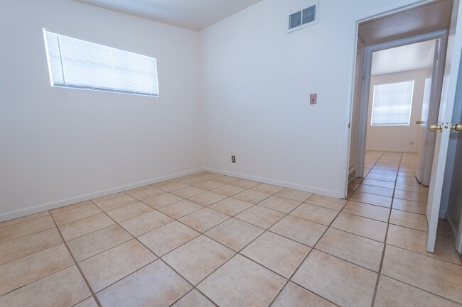 Building Photo - 4 Bedroom, 1½ Bath Home with Central A/C, ...