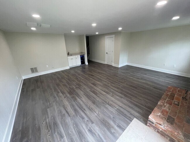 Building Photo - BEAUTIFLLY UPDATED TOWNHOME