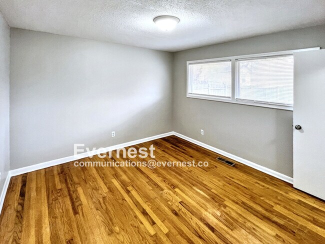 Building Photo - 4905 Eastwood Dr
