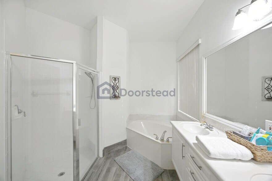 Building Photo - 10555 Paso Fino Dr