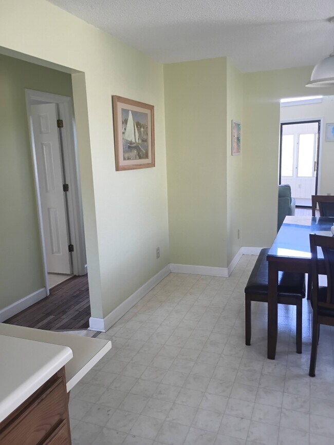 Building Photo - 111 S Oak Ct