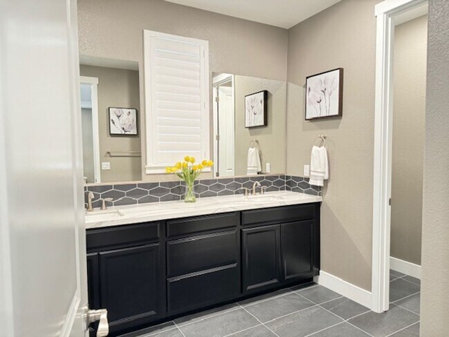 Building Photo - Fully furnished 3 bedroom / 3 bathroom plus an office.