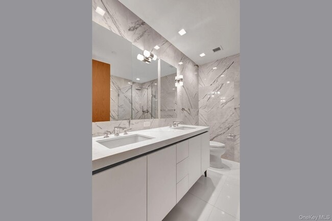 Building Photo - 200 E 21st St