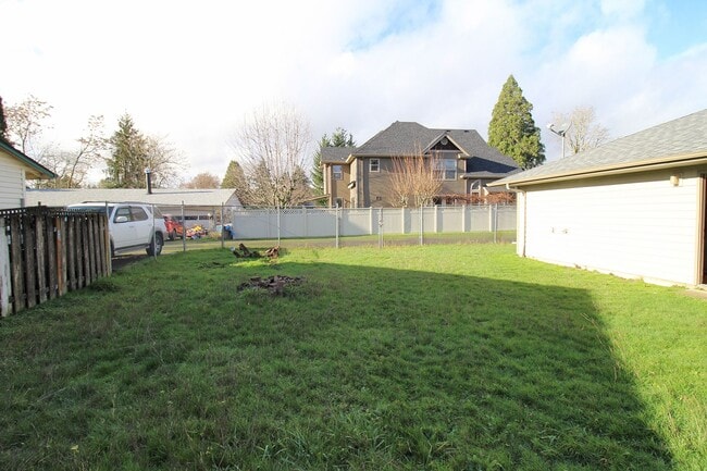 Building Photo - 11318 NE Siskiyou St