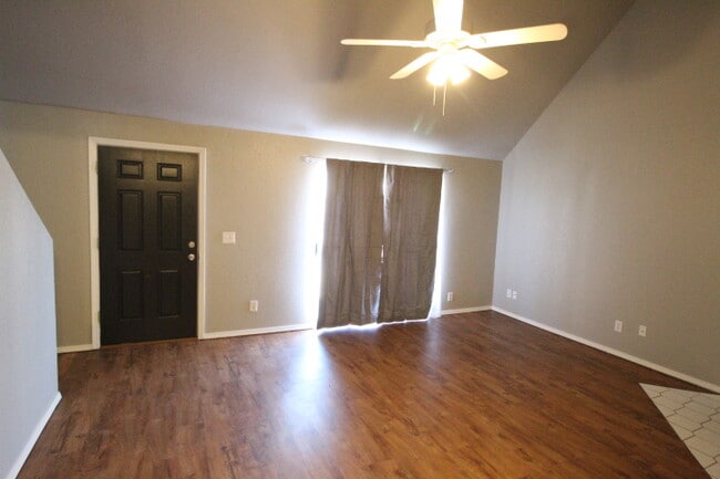 Building Photo - 1932 Lariat Cir