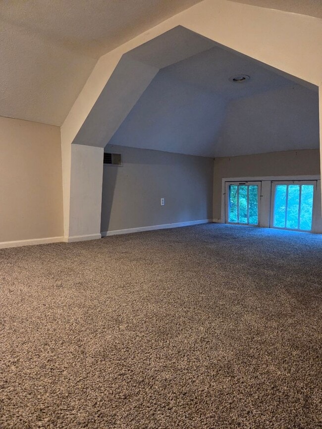 Building Photo - Beautiful 3-bedroom house available now