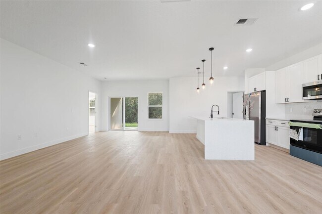 Building Photo - 746 Marion Oaks Manor